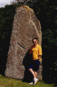 Autor obok jednego z licznych na wyspie kamieni runicznych